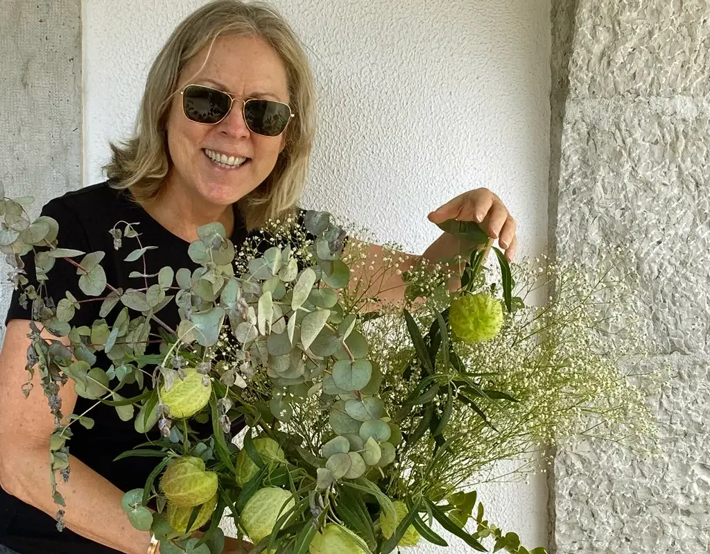 Marguerite and flower vase