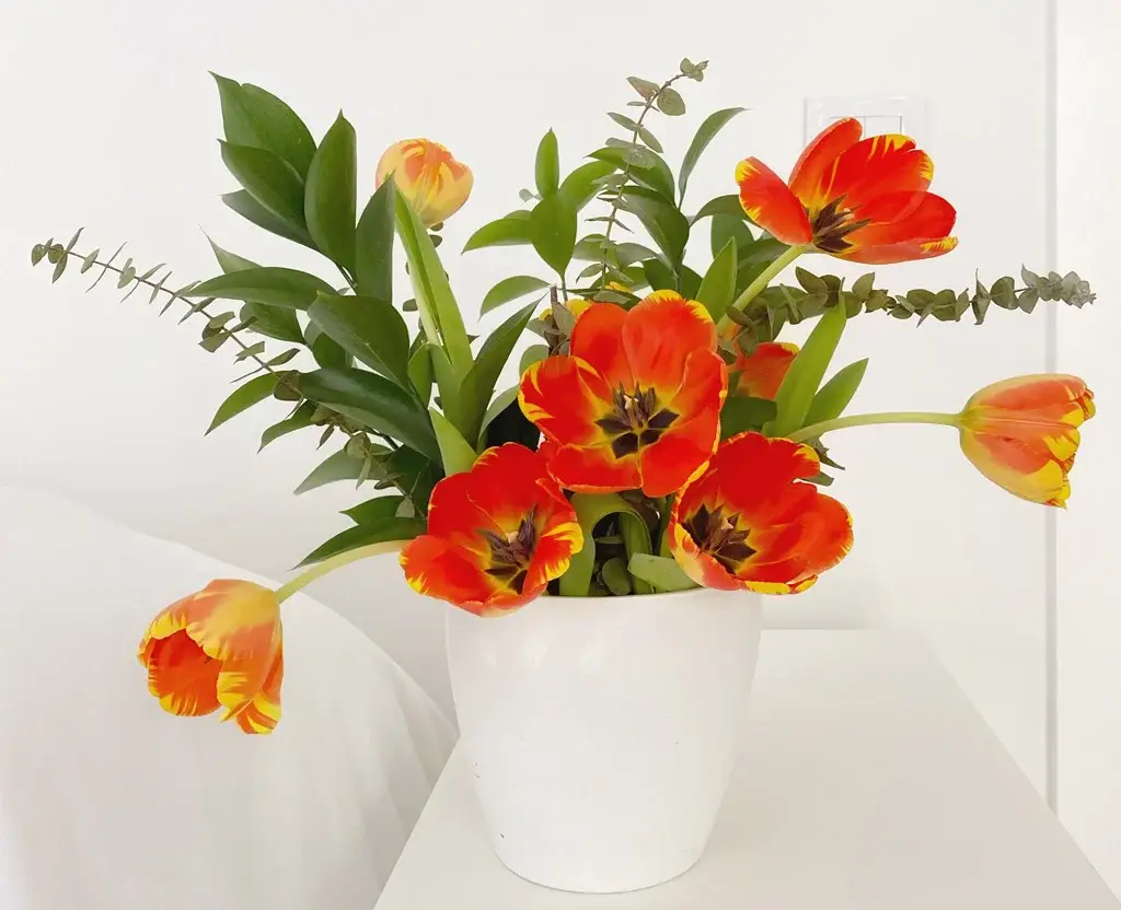 small flower vase room