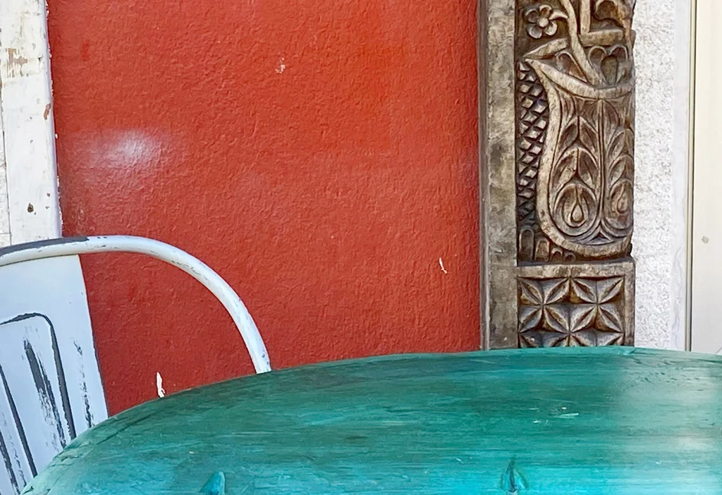 red wall green table