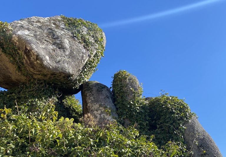 photo of bolder on mountain landscape photo compositon